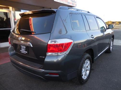 Gray 2013 Toyota Highlander SE