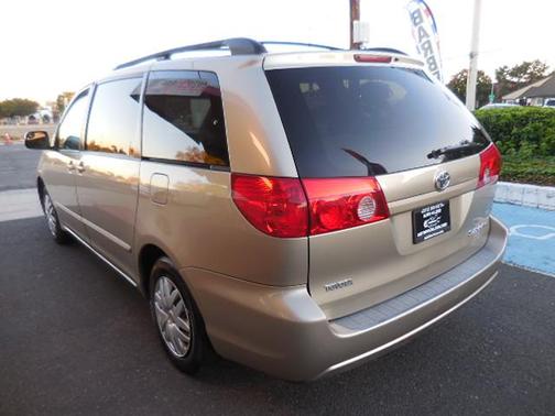 Beige 2008 Toyota Sienna LE