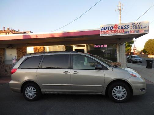 Gold 2006 Toyota Sienna LE