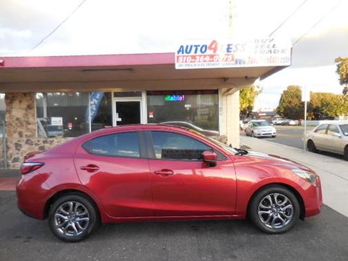 2020 Toyota Yaris Sedan LE