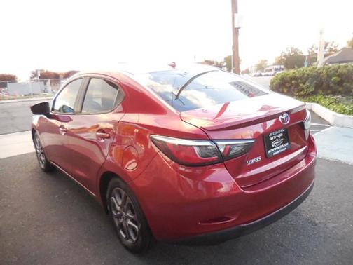 2020 Toyota Yaris Sedan LE