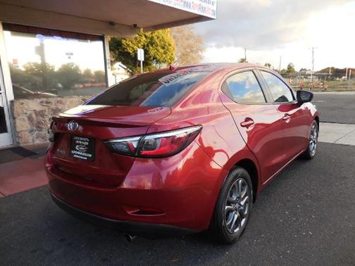 2020 Toyota Yaris Sedan LE