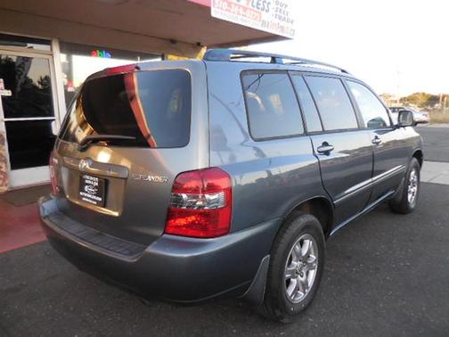 Blue 2005 Toyota Highlander