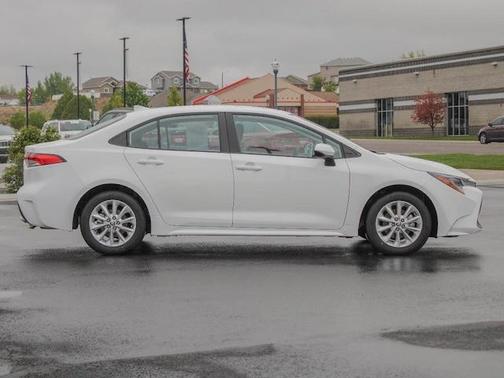 Photo 3 of 30 of 2021 Toyota Corolla LE