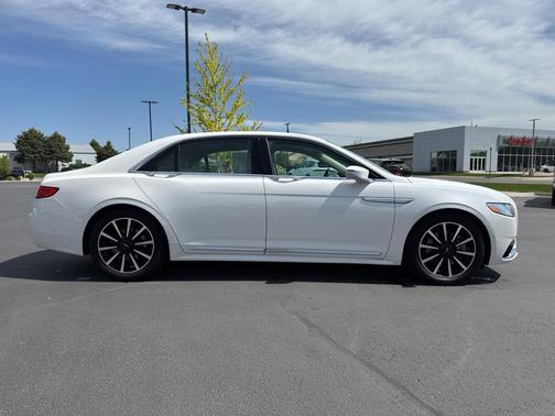 White Platinum Tri-Coat 2017 Lincoln Continental Reserve