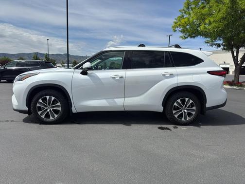 Wind Chill Pearl 2022 Toyota Highlander XLE