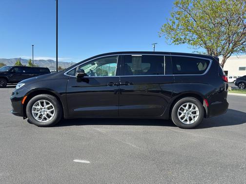 Diamond Black Crystal Pearlcoat 2024 Chrysler Pacifica Touring L
