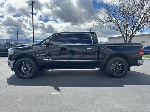 Diamond Black Crystal Pearlcoat 2022 RAM 1500 Limited