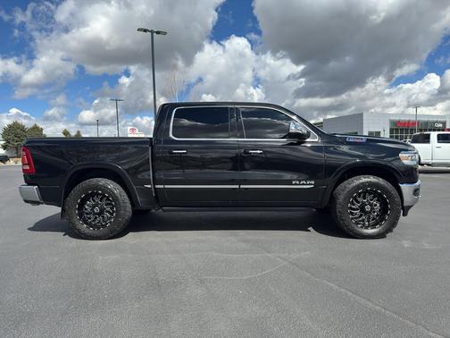 Diamond Black Crystal Pearlcoat 2022 RAM 1500 Limited