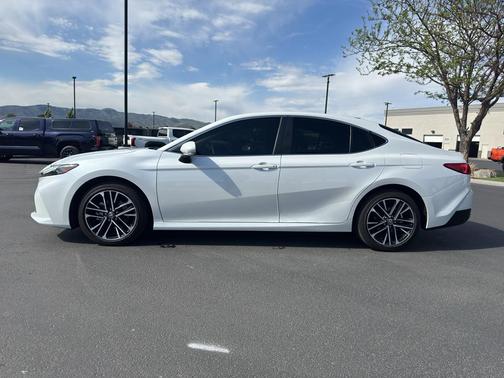 Wind Chill Pearl 2025 Toyota Camry XLE
