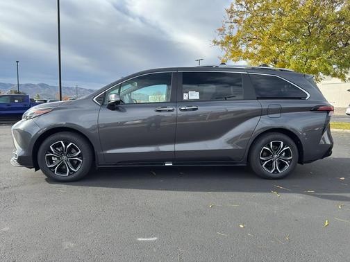 2025 Toyota Sienna Platinum