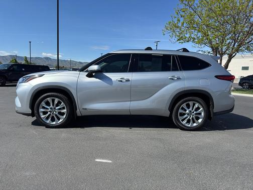 Celestial Silver Metallic 2023 Toyota Highlander Hybrid Limited