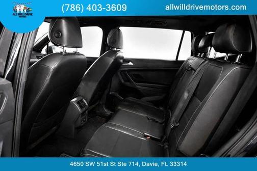 Deep Black Pearl Effect 2021 Volkswagen Tiguan 2.0T SE R-Line Black