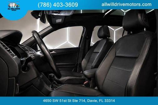 Deep Black Pearl Effect 2021 Volkswagen Tiguan 2.0T SE R-Line Black