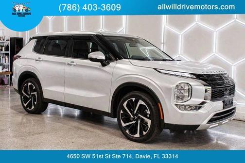 Silver 2023 Mitsubishi Outlander SE