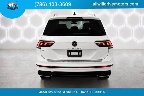 Oryx White Pearl Effect 2022 Volkswagen Tiguan 2.0T SE R-Line Black