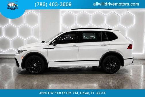 Oryx White Pearl Effect 2022 Volkswagen Tiguan 2.0T SE R-Line Black