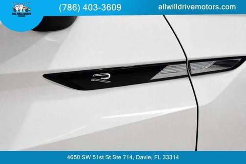 Oryx White Pearl Effect 2022 Volkswagen Tiguan 2.0T SE R-Line Black