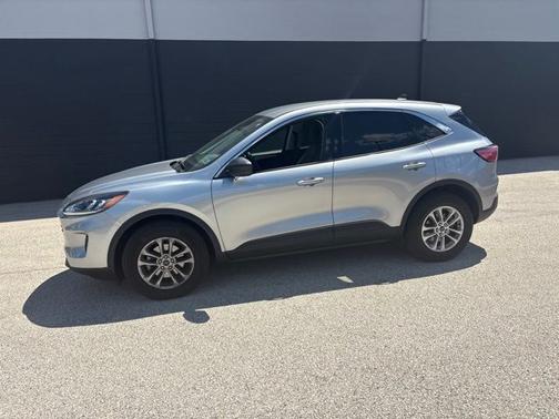 ICONIC SILVER 2022 Ford Escape SE