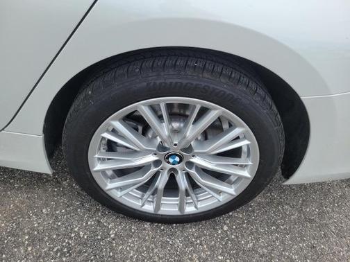 2023 BMW 330 i xDrive