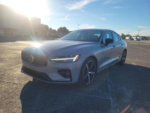 2024 Volvo S60 B5 Plus Dark Theme