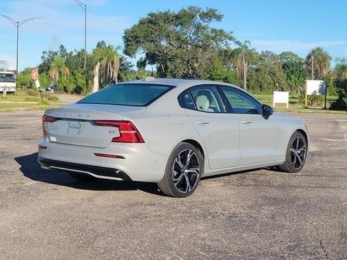 2024 Volvo S60 B5 Plus Dark Theme