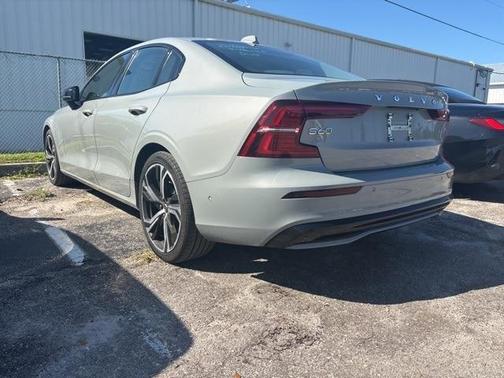 2024 Volvo S60 B5 Plus Dark Theme