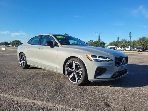 2024 Volvo S60 B5 Plus Dark Theme