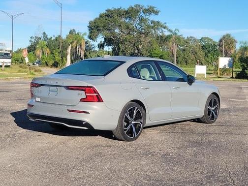 2024 Volvo S60 B5 Plus Dark Theme