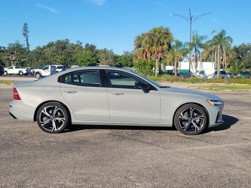 2024 Volvo S60 B5 Plus Dark Theme