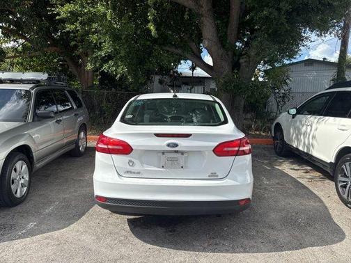 Oxford White 2018 Ford Focus SE