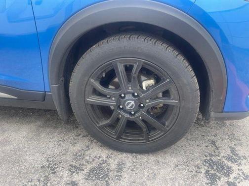 2 Tone Blue / Black 2023 Nissan Kicks SR