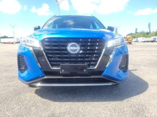 2 Tone Blue / Black 2023 Nissan Kicks SR