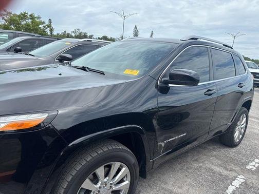 Diamond Black 2017 Jeep Cherokee Overland