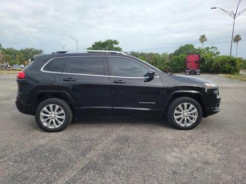 Diamond Black 2017 Jeep Cherokee Overland