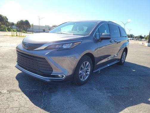 2024 Toyota Sienna XLE