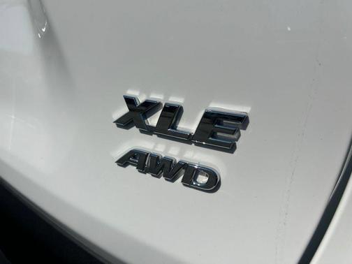 Ice Cap 2024 Toyota RAV4 XLE