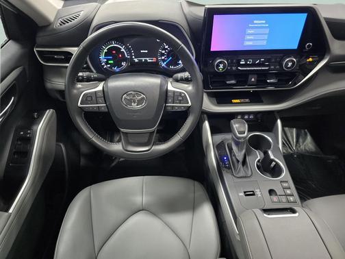 Pearl 2026 Toyota Highlander Hybrid XLE