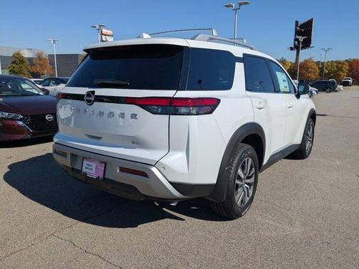 2025 Nissan Pathfinder SL