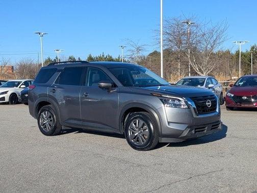2025 Nissan Pathfinder SV