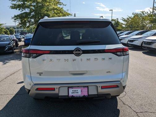 2022 Nissan Pathfinder SL