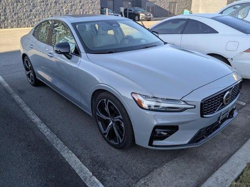 2024 Volvo S60 B5 Plus Dark Theme