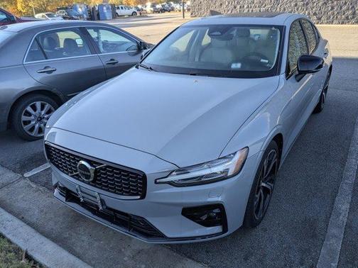 2024 Volvo S60 B5 Plus Dark Theme