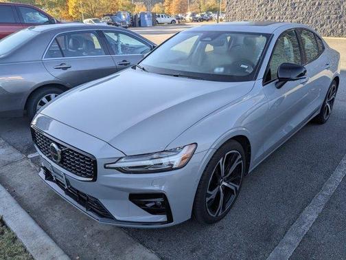 2024 Volvo S60 B5 Plus Dark Theme