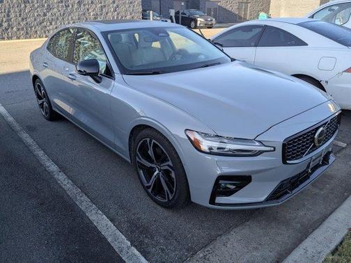 2024 Volvo S60 B5 Plus Dark Theme