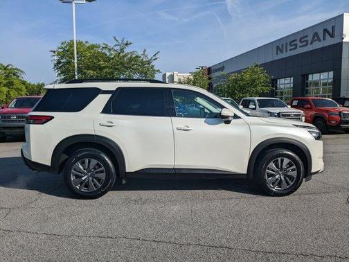 2024 Nissan Pathfinder SV