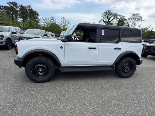 Oxford White 2026 Ford Bronco Outer Banks