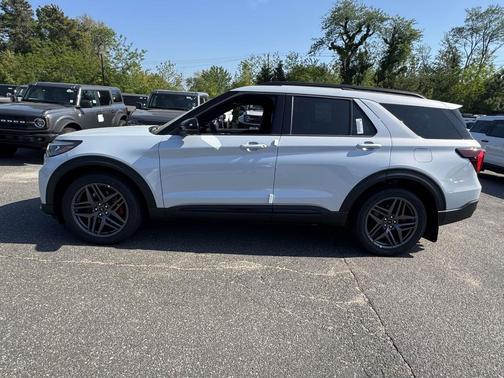 Star White Metallic Tri-Coat 2026 Ford Explorer Tremor