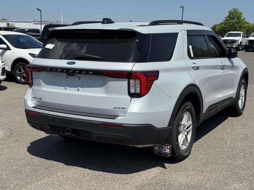 Space White Metallic 2026 Ford Explorer Active w/200A Pkg