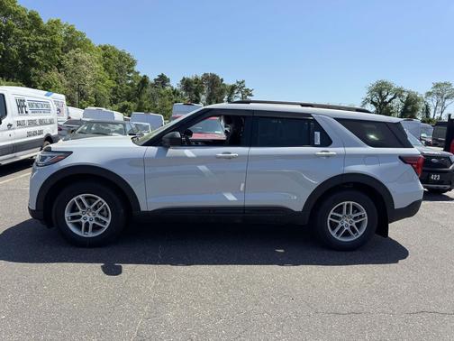 Space White Metallic 2026 Ford Explorer Active w/200A Pkg
